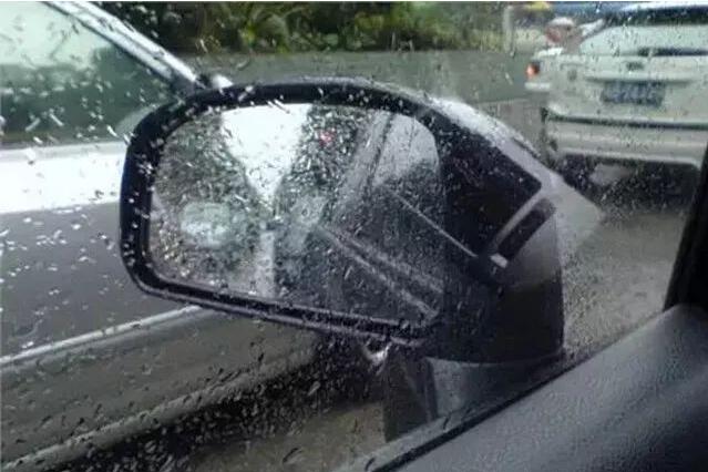 怎樣使用汽車(chē)后視鏡加熱？功能按鍵位置在哪里？