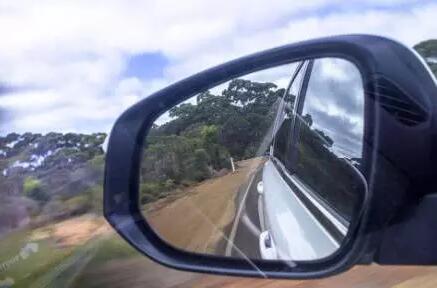 小小后視鏡導致一瞬間車(chē)毀人亡！